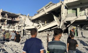 Palestinos observan los escombros causados de un ataque israelí, a 3 de agosto de 2024, en Gaza.