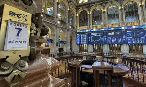 Vista de la Bolsa de Madrid y los paneles informativos con la evolución del mercado. EFE/ Ana Bornay