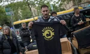 Un miembro de desocupa reparte camisetas en la Plaza Universidad durante una manifestación convocada por la empresa Desokupa a favor de los desalojamientos forzosos de El Kubo y La Ruïna en la Plaza Bonanova, a 25 de mayo de 2023, Barcelona, Catalunya (Es