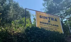 Un cartel en contra del turismo masivo en Sintra, Portugal