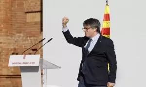 El expresidente catalán Carles Puigdemont, interviene en el acto de bienvenida para el que miles de independentistas se congregan en el paseo Lluís Companys de Barcelona