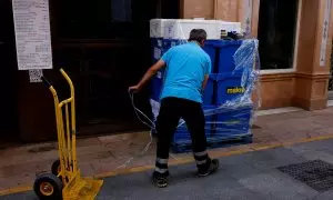 Un repartidor deja material a la puerta de un restaurante en Ronda (Málaga). REUTERS/Jon Nazca