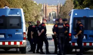 Agentes de los Mossos d' Esquadra  en las inmediaciones del Parlament, en el parque de la Ciutadella, en Barcelona. E.P./Kike Rincón / Europa Press