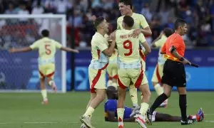 Los jugadores españoles celebran la medalla de oro conseguida tras vencer a Francia en París.