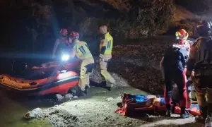 Complicado rescate a medianoche de un escalador herido en Toledo: fue trasladado a través del río en una lancha