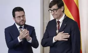 El presidente electo de la Generalitat, Salvador Illa (d), y el expresidente, Pere Aragones, durante el acto de toma posesión de Illa este sábado en Barcelona.