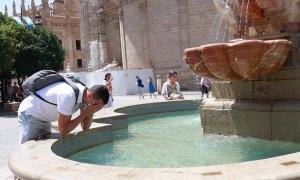 10 de agosto de 2024. Un joven refrescándose en una fuente por las altas temperaturas de la cuarta ola de calor, a 10 de agosto de 2024.