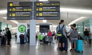 La terminal 1 de l'aerport de Barcelona amb una continu de gent desfilant