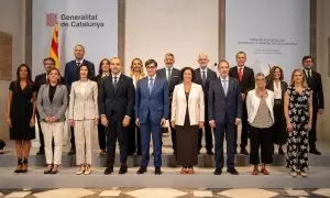 El president de la Generalitat de Catalunya, Salvador Illa (c), posa junto a los nuevos consellers durante el acto de toma de posesión del Govern catalán, en el Palau de la Generalitat.