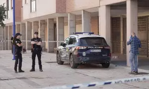 Varios agentes de la Policía en el lugar donde han ocurrido los hechos, en Valladolid, Castilla y León (España).