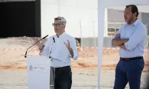 Félix Bolaños (izquierda) y Óscar Puente (derecha) atienden a los medios tras la visita a las obras de la línea de alta velocidad en Almería, a 13 de agosto de 2024.