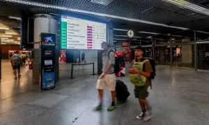 13/08/2024 Dos viajeros en la estación de trenes Puerta de Atocha-Almudena Grandes este mes de agosto.