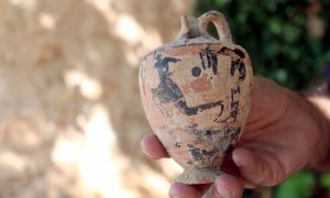 La part del flascó o lècit de finals del segle VI aC descobert a Empúries on s'hi veu la silueta d'un corredor