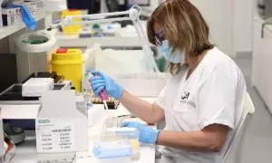 14/08/2024 Una técnico de laboratorio trabaja con pruebas PCR para la viruela del mono en el Hospital Gregorio Marañón. Foto de archivo.