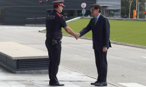 El president de la Generalitat, Salvador Illa, saluda el comissari en cap dels Mossos, Eduard Sallent, en la primera visita institucional al Complex Central del cos