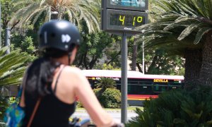 14/08/2024 Una joven circula en bicicleta en Sevilla, donde las temperaturas han superado los 40ºC esta semana. Foto de archivo.