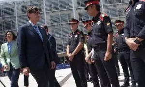 La portavoz del PSC, Núria Parlón (1i), y el presidente de la Generalitat, Salvador Illa (2i), a su llegada al Complex Central de Mossos d'Esquadra, en Barcelona.