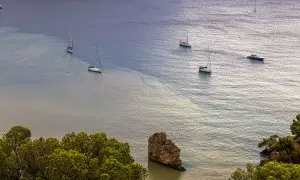 Vista de la playa de Camp de Mar, en Balears, donde las intensas lluvias han vertido tierra al mar.