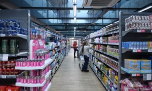 16/08/2024 Varias personas realizan la compra en un supermercado. Foto de archivo.