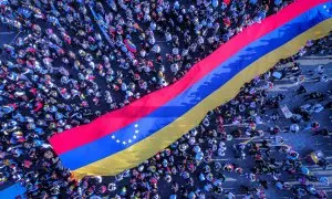 Ciudadanos venezolanos que residen en Perú protestan este sábado, para rechazar los resultados de las elecciones celebradas el 28 julio, en la plaza Manco Capac, en Lima (Perú)