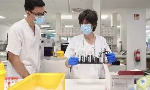 Imagen de archivo de dos técnicos con trabajando con PCR para la detección del mpox.