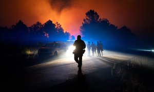 Foto de archivo de varios efectivos terrestres actuando durante un incendio forestal, en Trabazos, Zamora, Castilla y León.