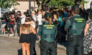 19/08/2024 Dos chicas se abrazan durante el minuto de silencio por el asesinato de un menor de 11 años en Mocejón (Toledo). Foto de archivo.