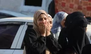 20/08/2024 Varias mujeres se despiden de sus seres queridos tras el último ataque isarelí en Deir al Balah, en el centro de la Franja de Gaza, a 20 de agosto de 2024.