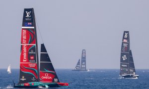 Las embarcaciones Emirates Team New Zealand (i), American Magic New York Yacht Club (d) y el Orient Express Racing Club (c), participantes de la Copa del América, en Barcelona. EFE/Quique García