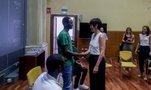 La ministra Elma Saiz, en un encuentro con jóvenes migrantes realizado el pasado mes de julio.