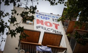 Pancarta contra la Copa Amèrica en un edifici de Barcelona