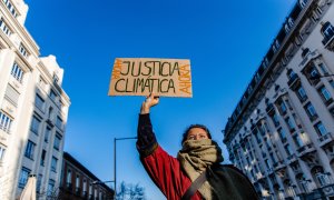 Una mujer sujeta una pancarta durante una manifestación del movimiento ‘Juventud por el Clima’