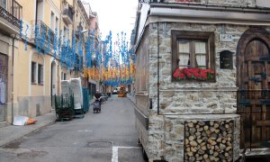 El carrer Alcolea (de dalt) dos dies abans de l'inici de la Festa Major de Sants en una imatge d'arxiu