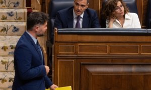 El portavoz de ERC en el Congreso, Gabriel Rufián, pasa delante del presidente del Gobierno, Pedro Sánchez y la vicepresidenta primera y ministra de Hacienda, María Jesús Montero, durante una sesión plenaria, en el Congreso de los Diputados. E.P./Eduardo