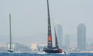 Un modelo de Veleros AC75 durante la primera jornada de la última regata preliminar de la Copa América, en el Port de Barcelona.