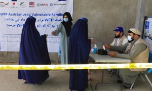 Varias mujeres afganas, en un punto de distrribución de alimentos del World Food Program (WFP) de la ONU, en Kabul. REUTERS/Sayed Hassib