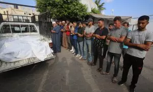 24 de agosto de 2024. Un grupo de palestinos en el funeral de una víctima de los ataques israelíes en Deir al-Balah, el 24 de agosto de 2024.