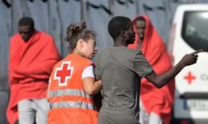 Un migrante llegado en cayuco es atendido por los servicios sanitarios en el puerto de La Restinga, en El Hierro. Europa Press Canarias