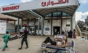 Evacuan a pacientes en el Hospital Europeo para ser trasladados al Hospital Nasser, en la Franja de Gaza.