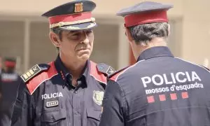 El major Josep Lluís Trapero, conversa amb el comissari en cap dels Mossos, Eduard Sallent, durant la visita institucional de Salvador Illa al Complex Central del cos