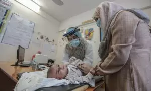 27/08/2024 Una enfermera vacuna contra la polio en un centro de la UNRWA en el campo de refugiados gazatí de Shati, antes de que estallara el genocidio. Foto de archivo.