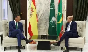 El presidente del Gobierno, Pedro Sánchez (i), y el presidente de Mauritania, Mohamed Uld Ghazuani (d), durante una reunión en el palacio presidencial, a 27 de agosto de 2024, en Nuakchot (Mauritania).