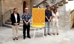 La portaveu i consellera del Govern, Sílvia Paneque, amb el cartell institucional de la Diada, acompanyada de diversos creadors de l'acte i la imatge