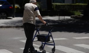 Imagen de archivo de un hombre de la tercera edad caminando con un andador