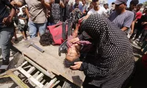 Familiares palestinos lloran a sus seres queridos fallecidos en los ataques israelíes mientras reciben los cuerpos en la morgue del Hospital Al-Aqsa en Dair El-Balah, Gaza