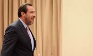 El ministro de Transportes y Movilidad Sostenible, Óscar Puente, llega a la Comisión de Transportes y Movilidad Sostenible del Congreso de los Diputados.