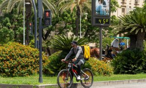 Foto de archivo de un trabajador de Glovo en bicicleta, a 19 de julio de 2024, en Sevilla, Andalucía.