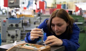 Una estudiant de Formació Professional en una sessió pràctica