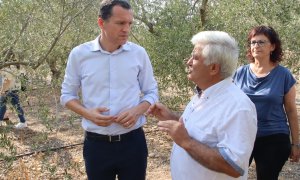 El conseller d'Agricultura, Òscar Ordeig, amb el president de la Cooperativa de Cabacés, José Antonio Robles, durant la visita a una finca d'oliveres