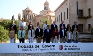 El president de la Generalitat, Salvador Illa, conjuntament amb tots els consellers de l'executiu en la foto de família feta al Monestir de Poblet